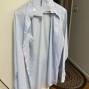 This is a versace men’s dress shirt in mint condition. Business fit. Size 15/38